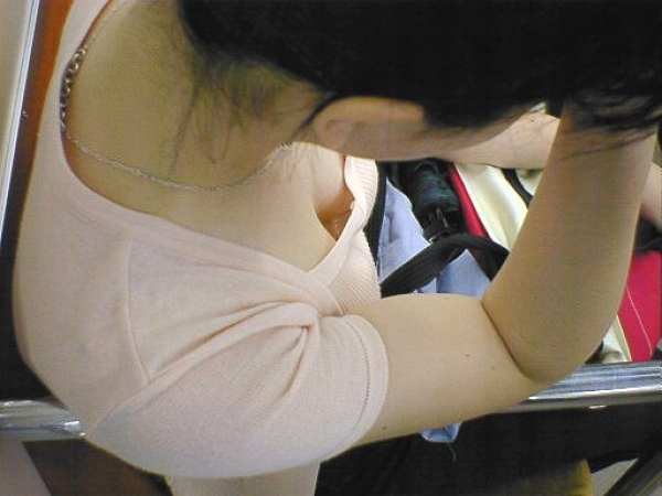 電車内で胸チラしてる女の子をこっそり撮影したエロ画像！ 61 img 69b93e702130e
