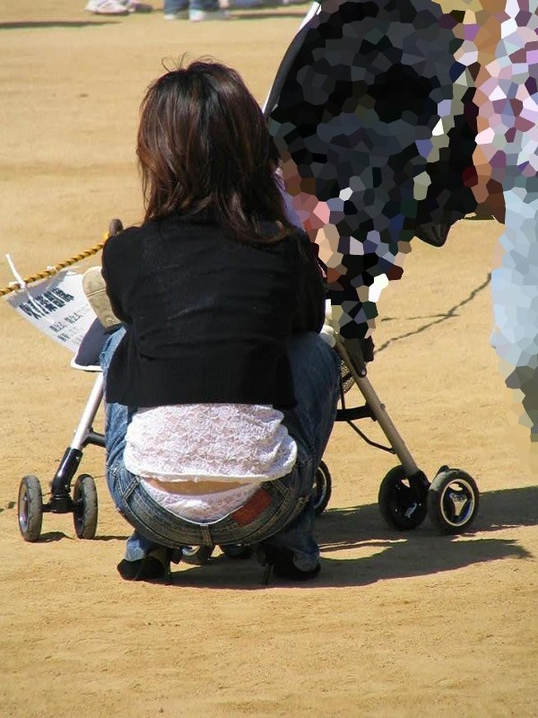 公園にいる人妻大好き！！デニムからはみ出る人妻お尻パンチラ街撮りｗｗｗｗ | 素人エロ画像やったる夫 61 img 69d6234494763