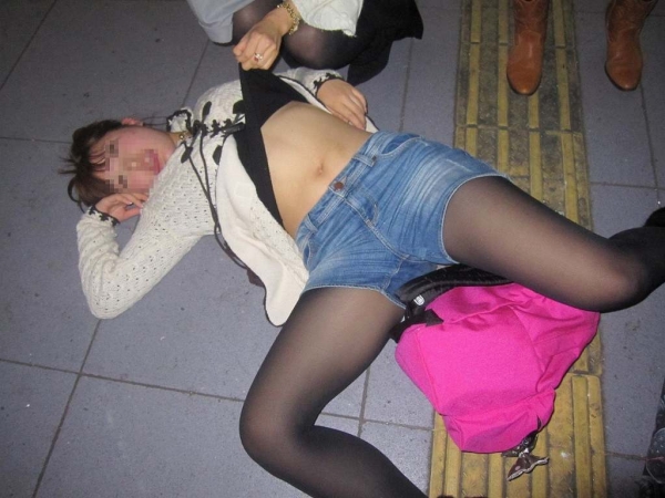 調子こいて酒飲みすぎた素人娘たちの悲惨なエロ画像 | 素人エロ画像やったる夫 61 img 69de292ca8f60