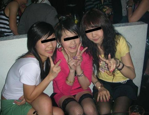 集合写真でパンチラしちゃってる女の子のエロ画像！これはハズイｗ 63 img 69e5f551641f7