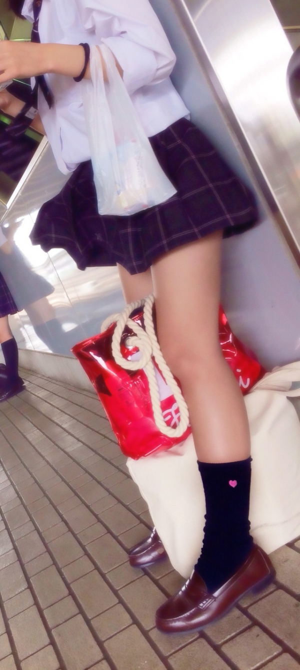 すれ違いざまにJKの体臭嗅ぎたくて深呼吸したくなる街撮り画像ｗｗｗｗｗｗｗｗｗ | 素人エロ画像やったる夫 61 img 69f08211a12b3