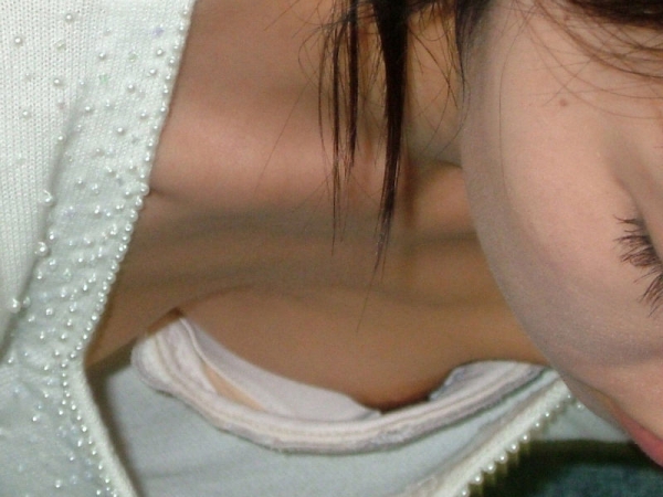 衣服の隙間から清楚な白ブラジャーが見えてる女の子エロ画像！ 71 img 6a031263611f1