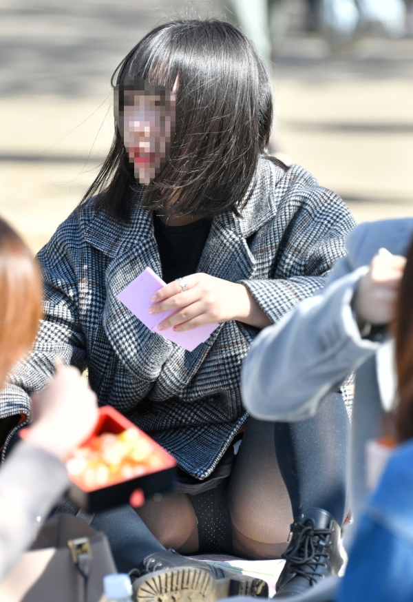 夏で股間回りが蒸れ蒸れなお姉さんが黒パンスト履いてるエロ画像 | 素人エロ画像やったる夫 67 img 6a09aa5b07aaa