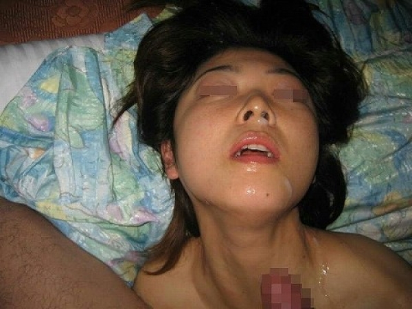 嫌がる彼女に強引にザーメンぶっかけたぞぉーｗｗｗAV顔負けの大量顔射だぁーｗｗｗ | 素人エロ画像やったる夫 61 img 6a1ae9c23da62