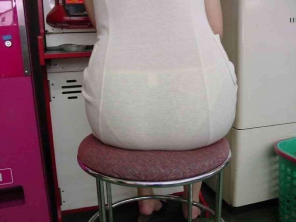 何穿いてるか透け透けで見えちゃってる白ワンピース女子のエロ画像！ 71 img 6a2148c2c0234