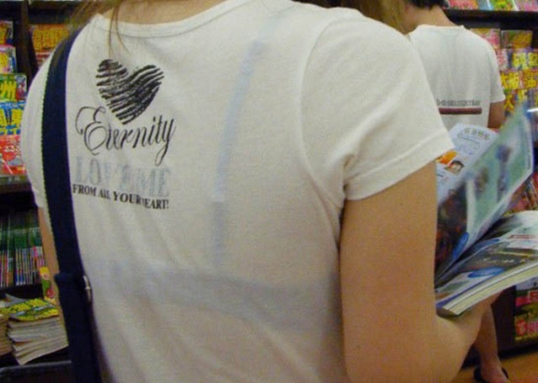 透けブラしやすい白Tシャツでお外に出ちゃった女の子のエロ画像！ 67 img 6a2d4284c17f4