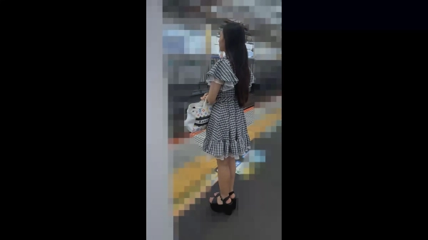 お嬢様系美少女の電車内痴漢画像！今にも泣きだしちゃいそうｗ 61 img 6a367cee8e8ea