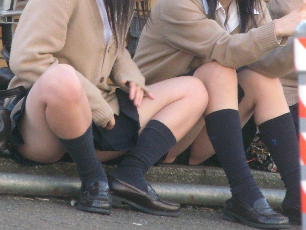 地べた座りでパンチラしてる女子校生のエロ画像！これもうわざと見せてるよなｗ 119 img 6a58a7d0457e8