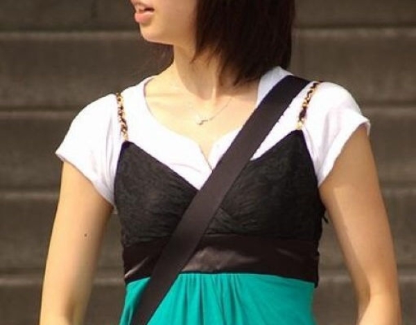 タンクトップやキャミソール等薄着でパイスラしてる女の子のエロ画像！ 103 img 6a5b66f5d200b