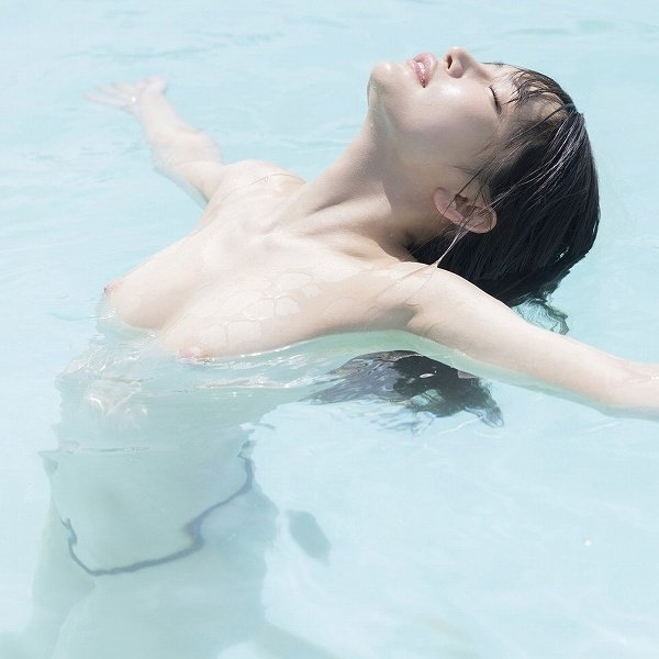 プールで美女たちが裸になっちゃう、エッチで涼しげな画像 | エロ画像が見たいんだ！ 65 img 6a660fc9a3f8c