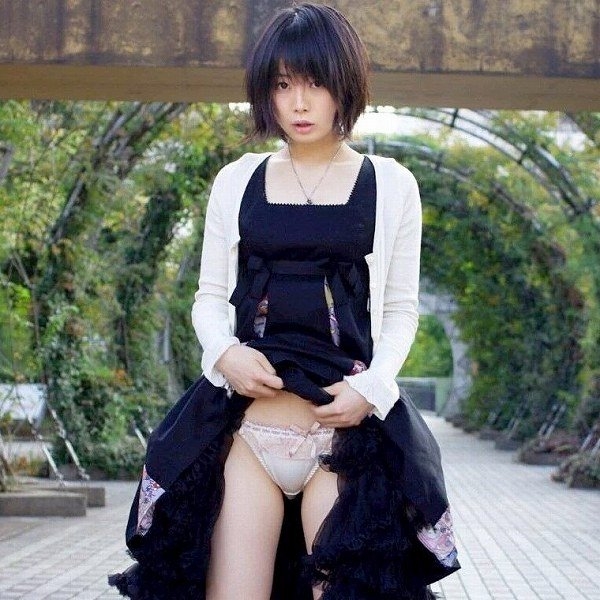 たくし上げたスカートから、パンティをモロ出しにする美女たち | エロ画像が見たいんだ！ 67 img 6a67613c007e0