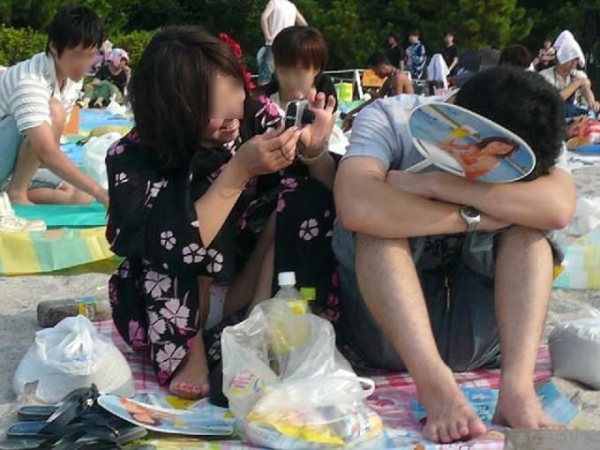 浴衣の隙間からパンツ見えてる女の子のエロ画像！穿かないのがマナーじゃないのかｗ 71 img 6a6b39c1deff3