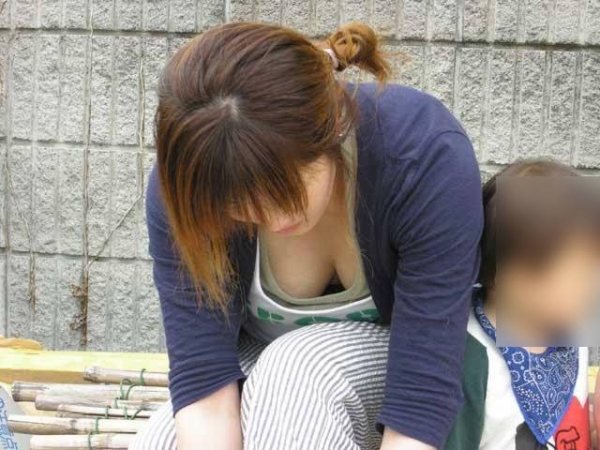 人妻の胸チラ画像最高ー！！！子供に夢中で谷間見られてるの気づいてないぞぉーｗｗｗ | 素人エロ画像やったる夫 85 img 6a6dc097b519a