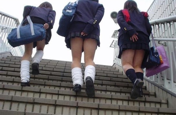 階段やエスカレーター中スカート押さえてパンチラ防いでる女の子のエロ画像！ 73 img 6a7305ebf292d