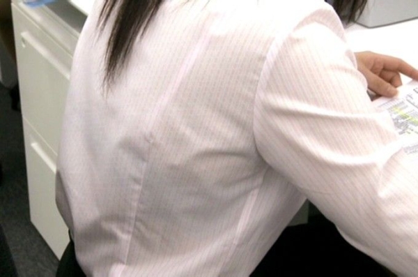 白ブラウスを着てブラジャーが透けているOLさんやJKのエロ画像！ 75 img 6a784c97e98cf