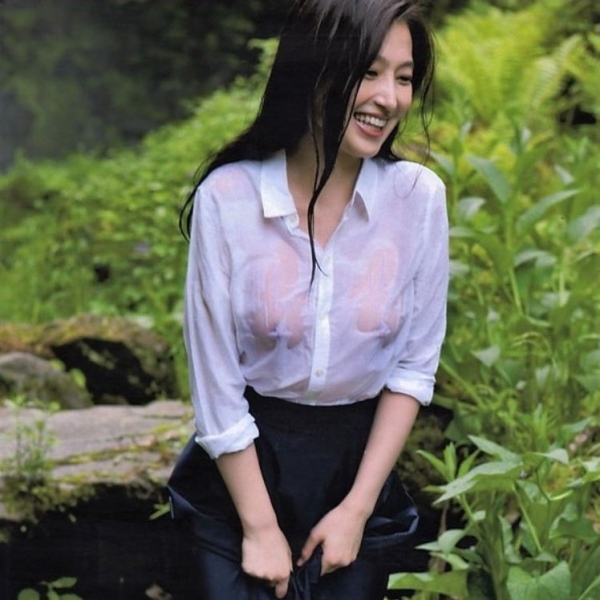 ずぶ濡れになった着衣から乳首が透けて見えている美女たち | エロ画像が見たいんだ！ 103 img 6a79d5a322d21