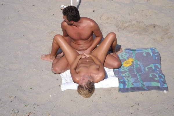 人目を気にせずビーチでガンガンセックスしちゃう外人さんのエロ画像 | 素人エロ画像やったる夫 61 img 6a806d37d64e7