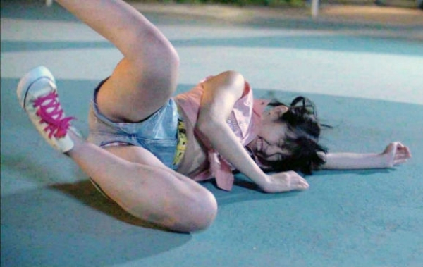 スカートが風で舞い上がったり巻き込んじゃってるハプニング系のパンチラ画像！ 71 img 6aa6707ab440b