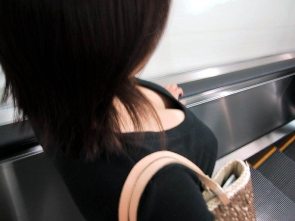 女の子の胸チラを後ろからこっそり覗きこんでるエロ画像！ 113 img 6aabb675360ab