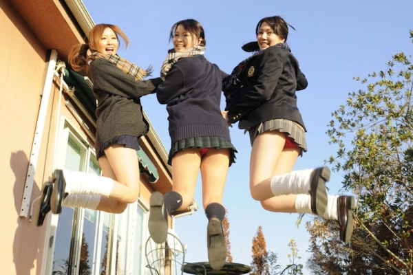 制服を着て元気よくジャンプしてる女の子のエロ画像！パンツ見えちゃうぞｗ 75 img 6ad8895f9b8cb