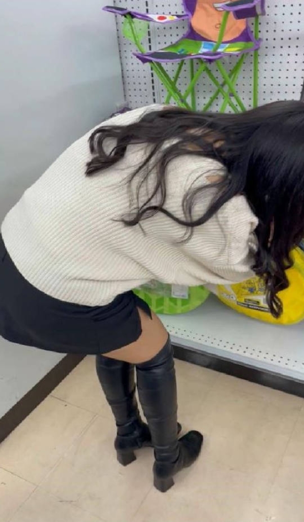 店内でパンチラ逆さ撮りしてみたエロ画像 - 性癖エロ画像 センギリ 38 店内でパンチラ逆さ撮りしてみたエロ画像 - 性癖エロ画像 センギリ 37 img 68ff77378c8a9