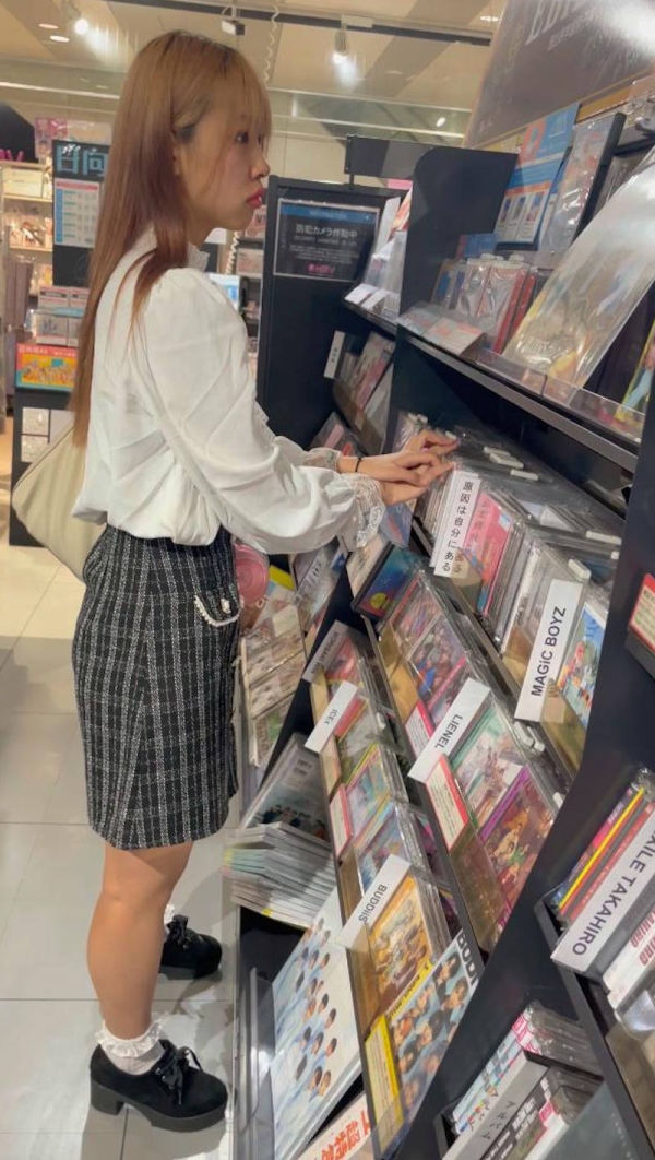 店内でパンチラ逆さ撮りしてみたエロ画像 - 性癖エロ画像 センギリ 52 店内でパンチラ逆さ撮りしてみたエロ画像 - 性癖エロ画像 センギリ 51 img 68ff773e4afc8