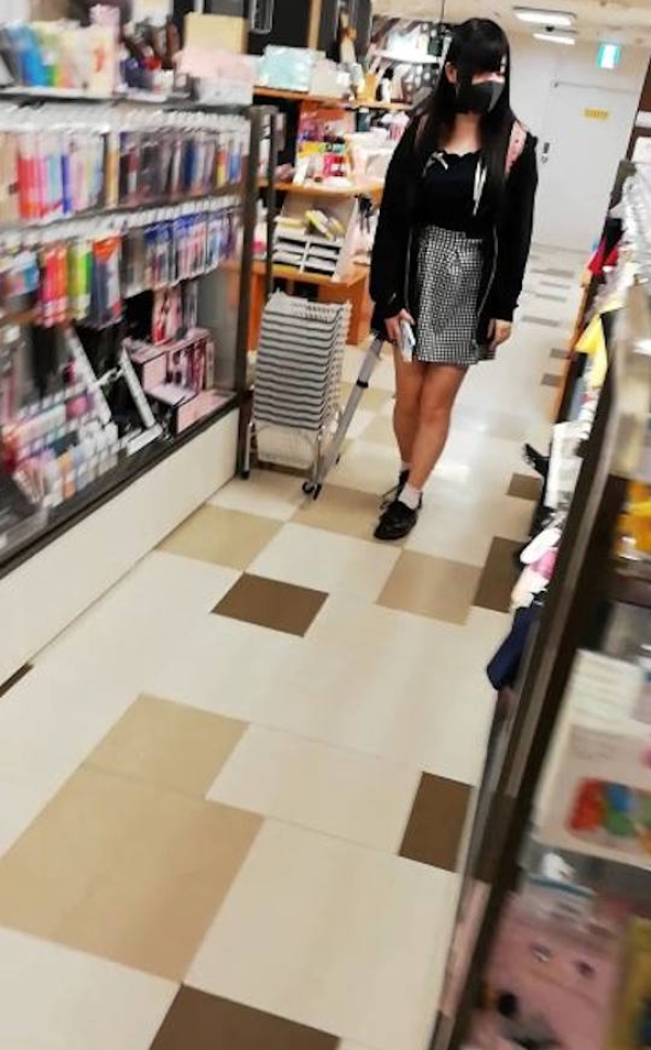 店内でパンチラ逆さ撮りしてみたエロ画像 - 性癖エロ画像 センギリ 100 店内でパンチラ逆さ撮りしてみたエロ画像 - 性癖エロ画像 センギリ 99 img 68ff775480524