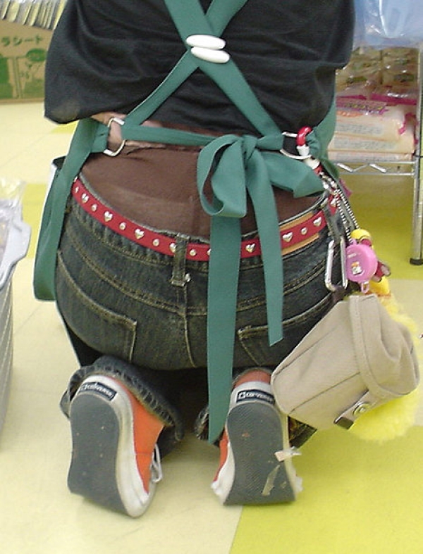 仕事に集中してパンチラに気づいていない女性店員のエロ画像! 154 仕事に集中してパンチラに気づいていない女性店員のエロ画像! 153 img 690485764a73a