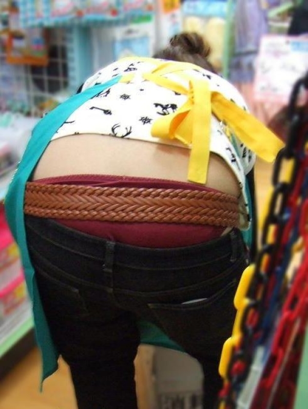 仕事に集中してパンチラに気づいていない女性店員のエロ画像! 158 仕事に集中してパンチラに気づいていない女性店員のエロ画像! 157 img 6904857674008