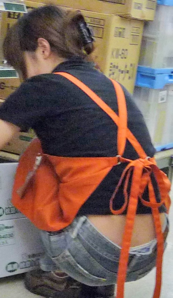 仕事に集中してパンチラに気づいていない女性店員のエロ画像! 160 仕事に集中してパンチラに気づいていない女性店員のエロ画像! 159 img 6904857691b06