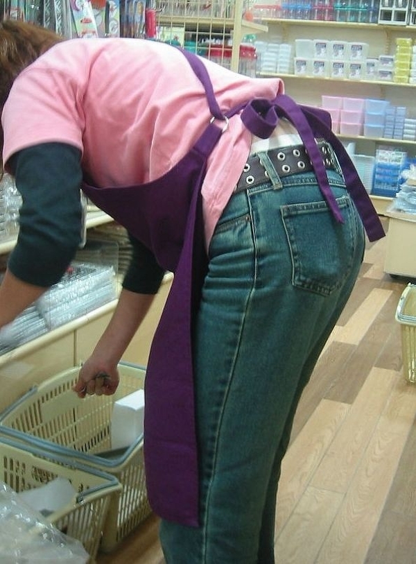 仕事に集中してパンチラに気づいていない女性店員のエロ画像! 164 仕事に集中してパンチラに気づいていない女性店員のエロ画像! 163 img 69048576c8aeb