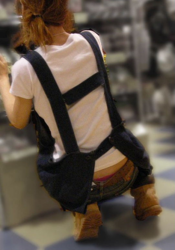 仕事に集中してパンチラに気づいていない女性店員のエロ画像! 170 仕事に集中してパンチラに気づいていない女性店員のエロ画像! 169 img 6904857751c72