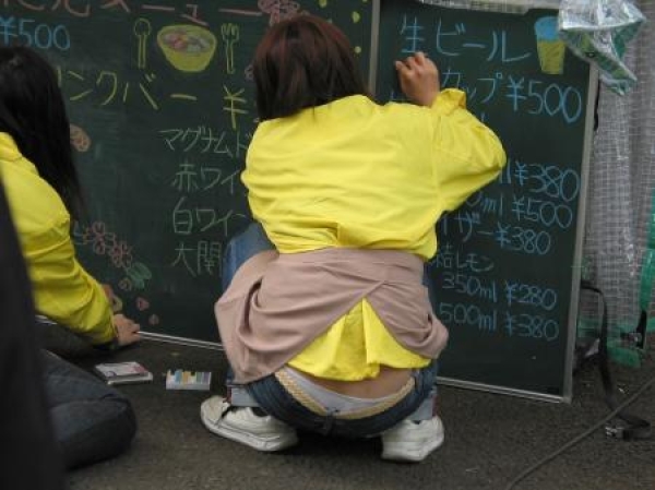 仕事に集中してパンチラに気づいていない女性店員のエロ画像! 172 仕事に集中してパンチラに気づいていない女性店員のエロ画像! 171 img 690485776016a