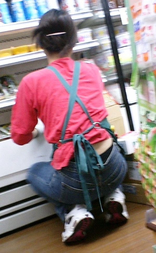 仕事に集中してパンチラに気づいていない女性店員のエロ画像! 176 仕事に集中してパンチラに気づいていない女性店員のエロ画像! 175 img 6904857789a44