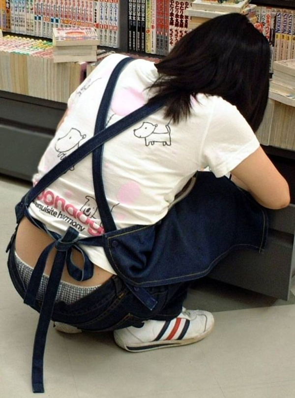 仕事に集中してパンチラに気づいていない女性店員のエロ画像! 182 仕事に集中してパンチラに気づいていない女性店員のエロ画像! 181 img 69048577dc7a9