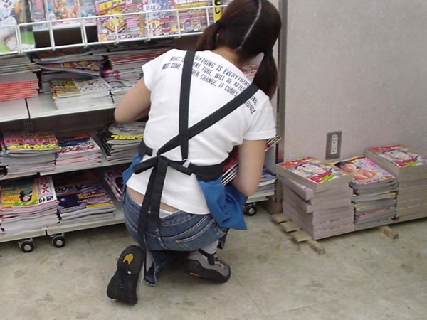 仕事に集中してパンチラに気づいていない女性店員のエロ画像! 184 仕事に集中してパンチラに気づいていない女性店員のエロ画像! 183 img 69048577ee87e