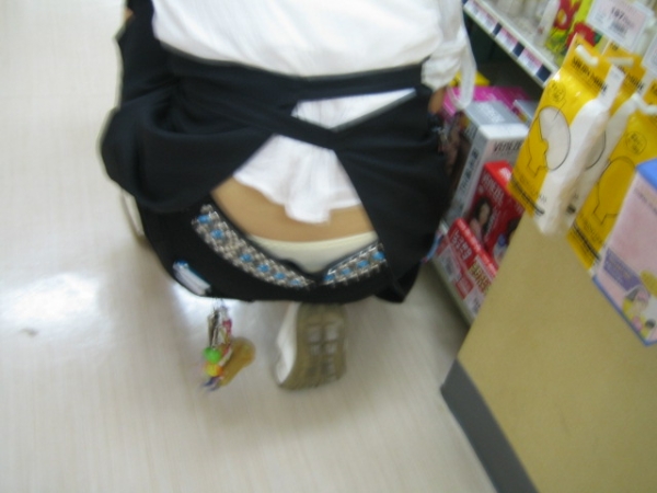 仕事に集中してパンチラに気づいていない女性店員のエロ画像! 188 仕事に集中してパンチラに気づいていない女性店員のエロ画像! 187 img 69048578283b7