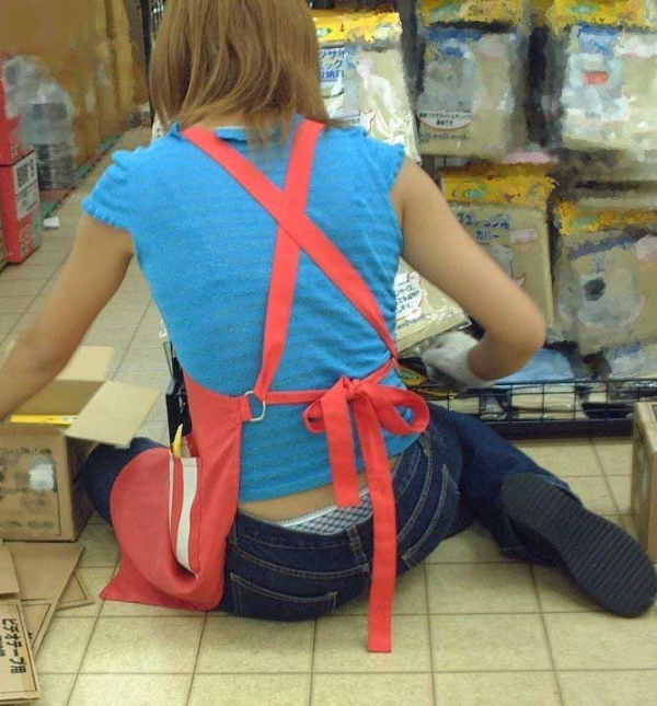 仕事に集中してパンチラに気づいていない女性店員のエロ画像! 194 仕事に集中してパンチラに気づいていない女性店員のエロ画像! 193 img 69048578675ed
