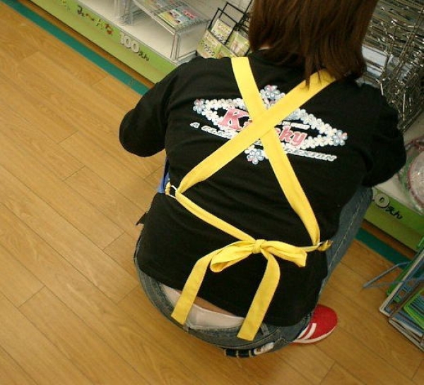 仕事に集中してパンチラに気づいていない女性店員のエロ画像! 196 仕事に集中してパンチラに気づいていない女性店員のエロ画像! 195 img 690485787c6aa