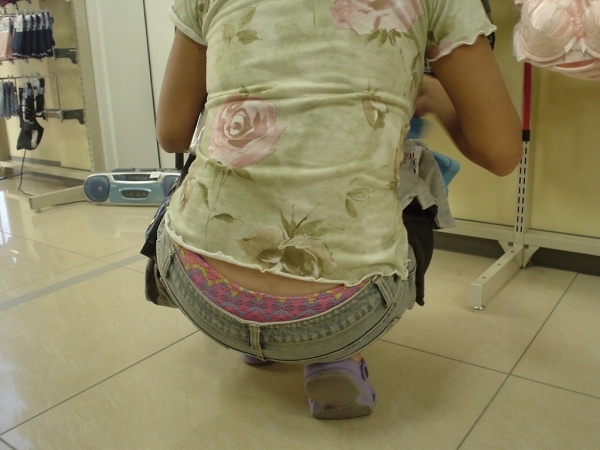 仕事に集中してパンチラに気づいていない女性店員のエロ画像! 200 仕事に集中してパンチラに気づいていない女性店員のエロ画像! 199 img 69048578a99c1