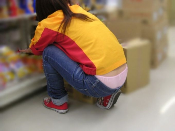 仕事に集中してパンチラに気づいていない女性店員のエロ画像! 202 仕事に集中してパンチラに気づいていない女性店員のエロ画像! 201 img 69048578b9a4b