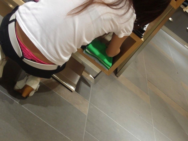 仕事に集中してパンチラに気づいていない女性店員のエロ画像! 204 仕事に集中してパンチラに気づいていない女性店員のエロ画像! 203 img 69048578ce23a