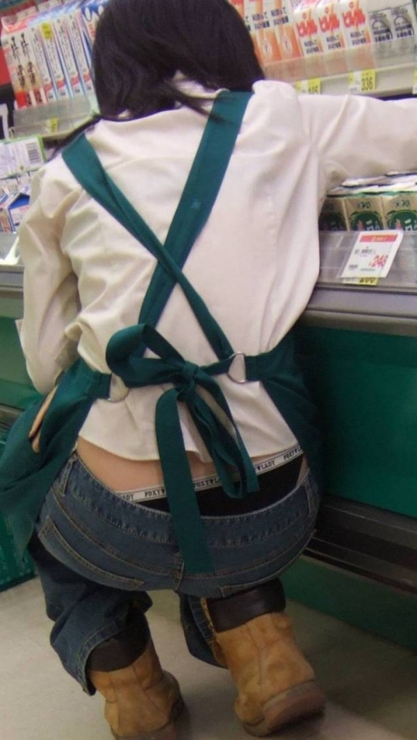 仕事に集中してパンチラに気づいていない女性店員のエロ画像! 206 仕事に集中してパンチラに気づいていない女性店員のエロ画像! 205 img 69048578edd20