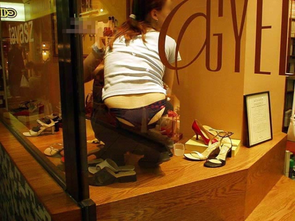 仕事に集中してパンチラに気づいていない女性店員のエロ画像! 212 仕事に集中してパンチラに気づいていない女性店員のエロ画像! 211 img 6904857935ba2