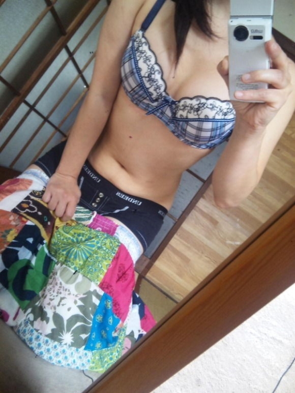 姿見を使ってエッチな自撮りをしてる女の子のエロ画像! 216 姿見を使ってエッチな自撮りをしてる女の子のエロ画像! 215 img 690b1c58f204d