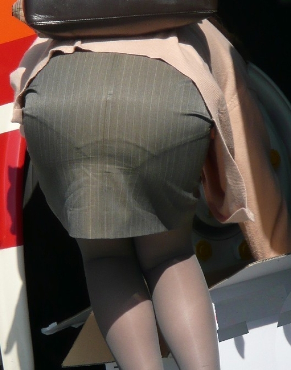 パンティラインやパンツが透けて見えてる女の子のエロ画像! 106 パンティラインやパンツが透けて見えてる女の子のエロ画像! 105 img 690dbf40864a2