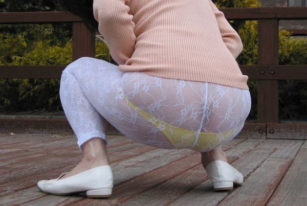 パンティラインやパンツが透けて見えてる女の子のエロ画像! 118 パンティラインやパンツが透けて見えてる女の子のエロ画像! 117 img 690dbf412527d