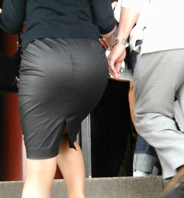 パンティラインやパンツが透けて見えてる女の子のエロ画像! 124 パンティラインやパンツが透けて見えてる女の子のエロ画像! 123 img 690dbf416329f