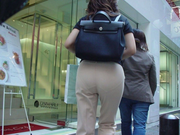 パンティラインやパンツが透けて見えてる女の子のエロ画像! 130 パンティラインやパンツが透けて見えてる女の子のエロ画像! 129 img 690dbf419ae1f