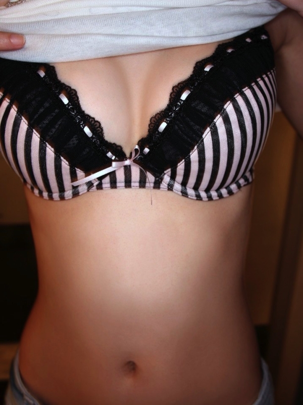 ギャルっぽい女の子のブラジャーを一杯楽しめるエロ画像! 276 ギャルっぽい女の子のブラジャーを一杯楽しめるエロ画像! 275 img 6911b45cd9669